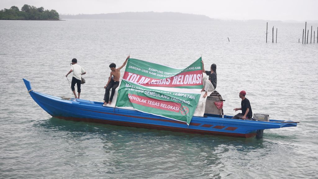 Nelayan membentangkan spanduk penolakan relokasi terkait Proyek Strategis Nasional Rempang Eco City di laut Pulau Rempang, Batam, Kepulauan Riau, Senin (20/5/2024).