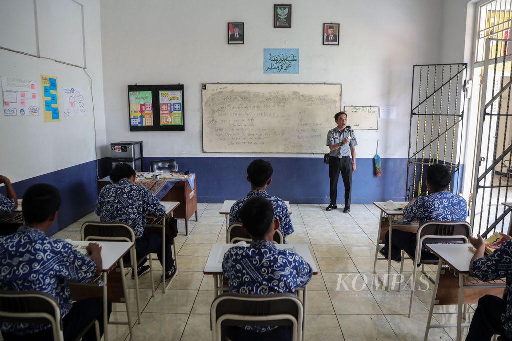 Guru mengajarkan pelajaran Bahasa Inggris untuk anak binaan yang bersekolah di tingkat SMP di Lembaga Pembinaan Khusus Anak (LPKA) Kelas I Tangerang, Banten, Rabu (23/8/2023). 