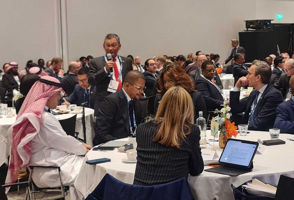 Minister of Energy and Mineral Resources, Arifin Tasrif (standing), took part in a Ministerial Roundtable Meeting during the World Energy Congress (WEC) in Rotterdam, Netherlands, on Wednesday (24/4/2024).