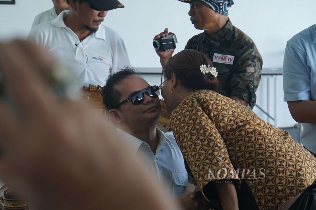 Bupati Kepulauan Talaud Elly Lasut menerima ucapan selamat dari pendukungnya yang telah menunggu kedatangannya di Manado, Sulawesi Utara, Kamis (27/2/2020).