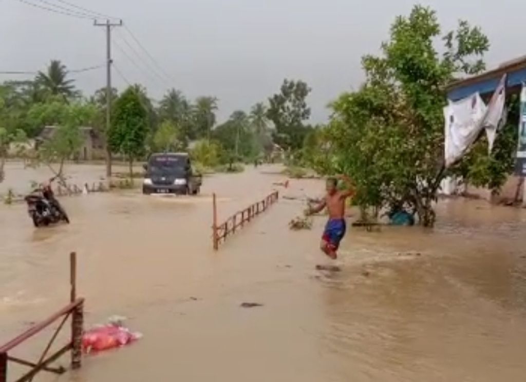 Hujan deras yang mengguyur sejak Kamis (13/10/2022) malam membuat lima desa di Kabupaten Lampung Barat dilanda banjir. 