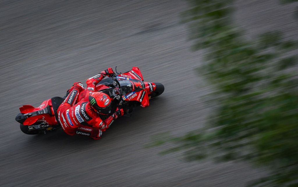 Pebalap Ducati Lenovo Francesco Bagnaia mengendari motornya saat sesi latihan bebas kedua balapan MotoGP seri Jerman di Sirkuit Sachsenring, Chemnitz, Jerman, Jumat (16/6/2023). 