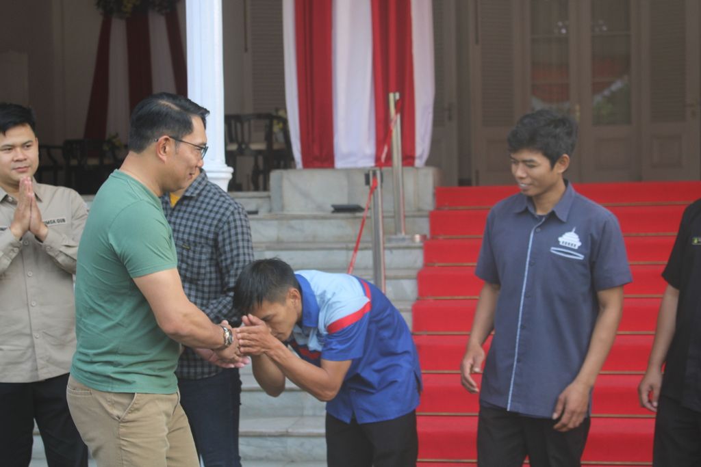 Ridwan Kamil bersalaman sambil berpamitan kepada petugas dan pekerja di lingkungan Gedung Pakuan, Kota Bandung, Jawa Barat, Selasa (29/8/2023). 