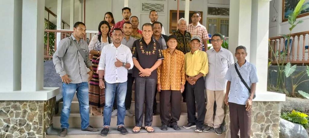 Penjabat Bupati Flores Timur, Nusa Tenggara Timur, Doris Alexander Rihi seusai berdialog dengan perwakilan masyarakat dan pemerintah desa dari Desa Pandai dan Desa Demondei, Minggu (16/4/2023). 