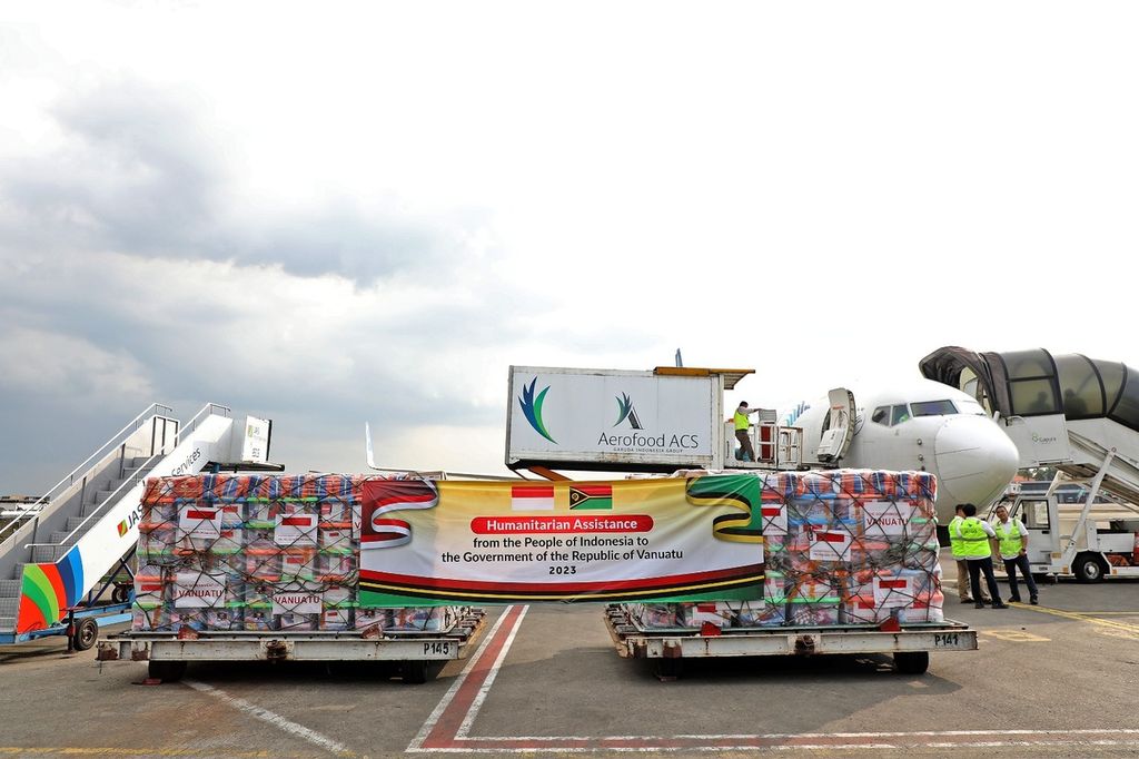 Sejumlah petugas menyiapkan barang dan peralatan bantuan dari Pemerintah Indonesia untuk negara Republik Vanuatu ke dalam bagasi pesawat Garuda Indonesia di Terminal Kargo, Bandara Internasional Soekarno-Hatta, Tangerang, Banten, Senin (8/5/2023).