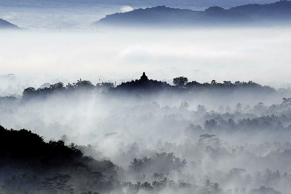 Foto Candi Borobudur dilihat dari bukit Punthuk Setumbu.