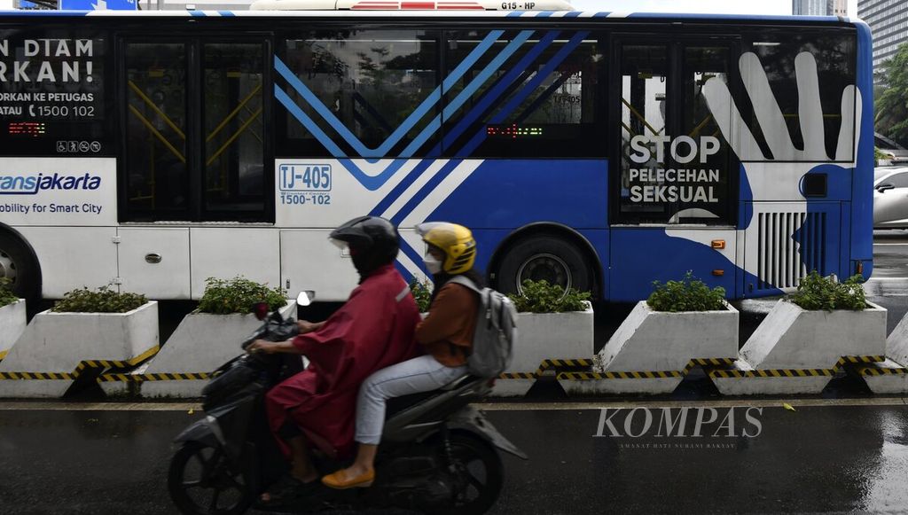  Stiker bertuliskan stop pelecehan seksual terpasang pada bagian luar bus Tranjakarta yang melintas di Jalan Sudirman, Jakarta, Jumat (3/3/2023). 