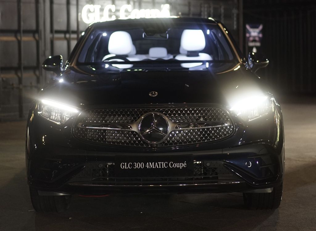 Wajah generasi terbaru Mercedes-Benz GLC 300 Coupe saat diluncurkan di acara The 7 Stars di Jakarta, Selasa (14/11/2023). Dari tujuh mobil yang diluncurkan di acara tersebut, model ini satu-satunya generasi terbaru, sedangkan enam model lainnya merupakan penyegaran atau <i>facelift</i>.