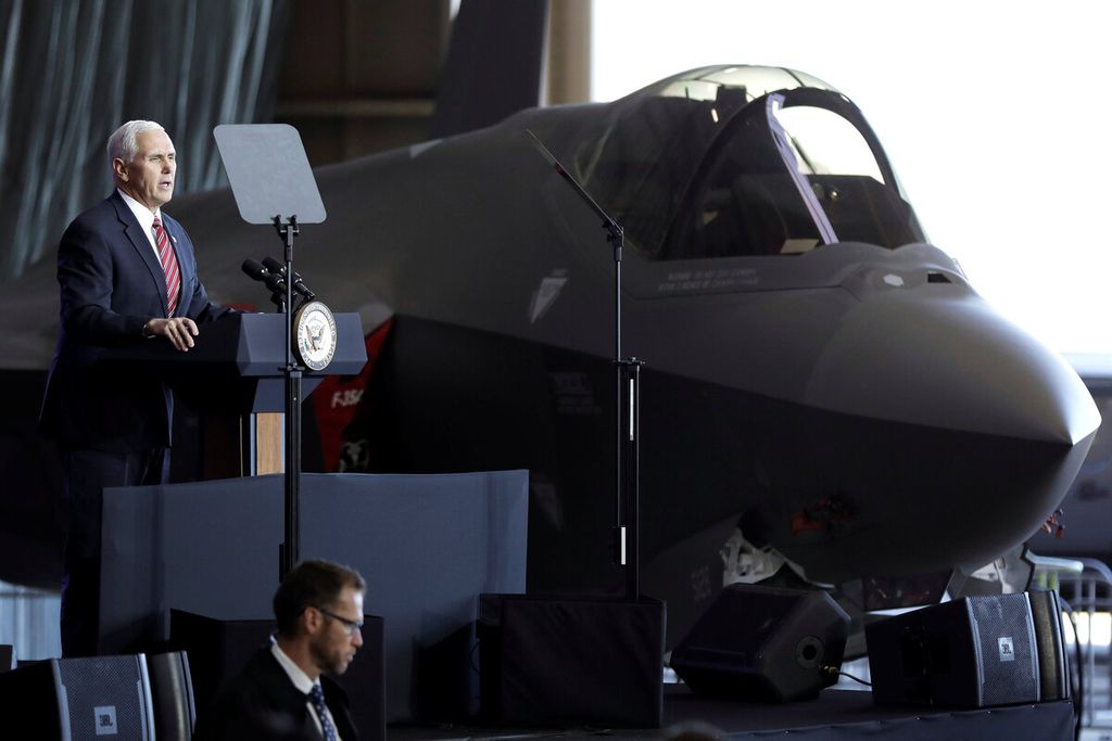 Wakil Presiden Amerika Serikat Mike Pence berpidato di depan jet tempur F-35 yang ditempatkan di Pangkalan Udara Yokota, Jepang, pada Februari 2018. 