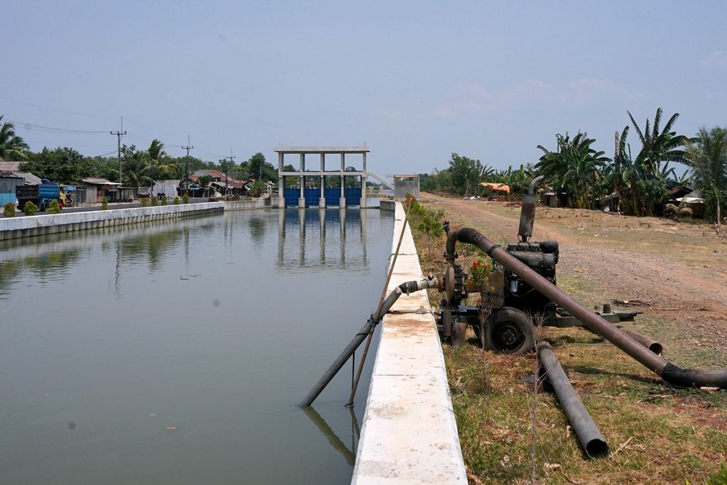 Pompa air bermesin diesel memompa air irigasi dari Saluran Induk Barat di bawah pengelolaan BBWS Cimanuk Cisanggarung di Desa Kerticala, Kecamatan Tukdana, Kabupaten Indramayu, Jawa Barat, 3 Oktober 2023.