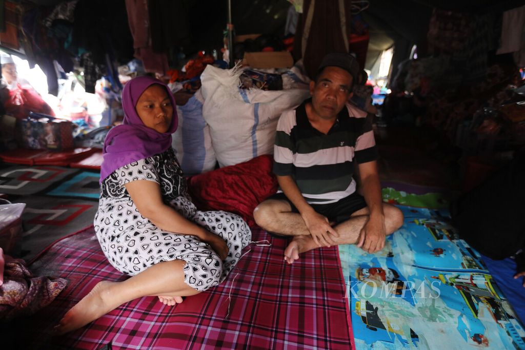 Dadan (45) ditemani istrinya Nida (37) di dalam tenda pengungsian, di Kampung Tunggilis, Desa Ciputri, Kecamatan Pacet, Kabupaten Cianjur, Kamis (01/12/2022). Dadan mengalami kebutaan permanen dan harus didampingi selama berada di pengungsian. 