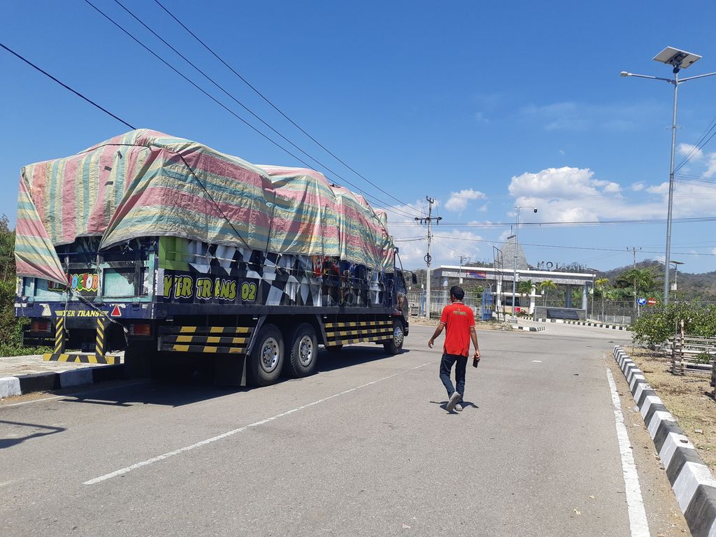 Antrean truk ekspedisi di depan Pos Lintas Batas Negara Terpadu Motaain, Kabupaten Belu, Nusa Tenggara Timur, seperti pada September 2022 lalu. Truk membawa barang ekspor ke Timor Leste. 