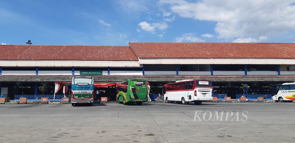 Bus terparkir di jalur keberangkatan tujuan Jawa Barat dan Banten di Terminal Kampung Rambutan, Jakarta Timur, Rabu (12/4/2023).