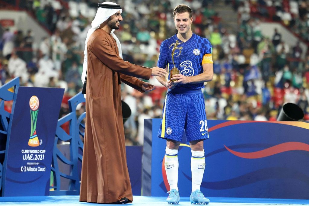 Pemain Chelsea, Cesar Azpilicueta, menerima penghargaan FIFA Fair Play Award seusai laga final Piala Dunia Klub 2021 di Stadion Mohammed bin Zayed, Abu Dhabi, Minggu (12/2/2022) dini hari WIB. Chelsea mengalahkan Palmeiras dengan skor 2-1. 