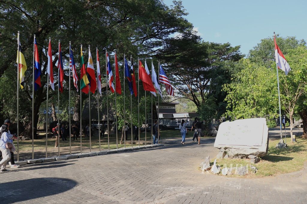 Bendera dari negara-negara anggota ASEAN dan sejumlah negara mitra ASEAN berkibar di Taman Arkeologi Leang-leang, Kabupaten Maros, Sulawesi Selatan, pada Senin (9/10/2023). Tempat ini akan dikunjungi oleh sekitar 200  delegasi ASEAN yang ikut dalam acara Forum Tingkat Tinggi ASEAN tentang pembangunan inklusif bagi penyandang disabilitas dan  kemitraan pasca-2025 di Makassar pada 10-12 Oktober 2023.