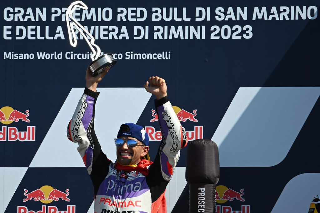 Pemenang tim Prima Pramac Racing Jorge Martin merayakan kemenangannya pada MotoGP seri Misano di Sirkuit Marco-Simoncelli, Misano Adriatico, Minggu (10/9/2023).