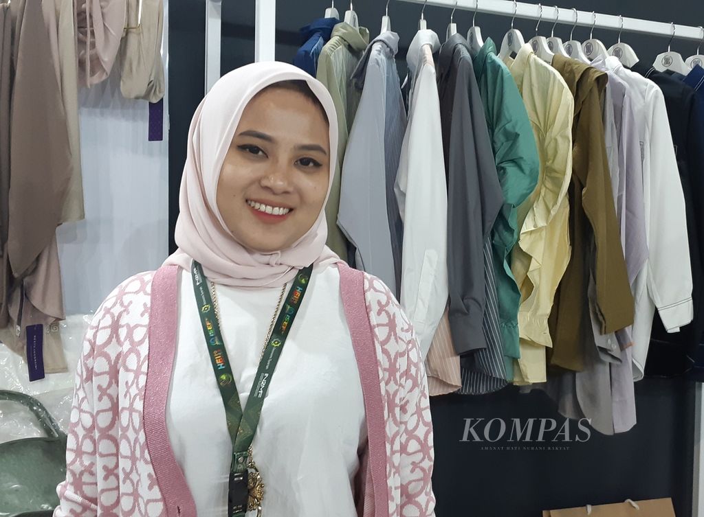Restu Anggraini, pemilik usaha produk jilbab dan <i>fashion </i>bernama sama asal Jakarta, ditemui di acara Indonesia Sharia Economic Festival (ISEF), di Senayan, Jakarta, Kamis (26/10/2023).