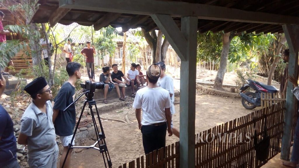 Suasana produksi film pendek pada kegiatan Viu Shorts! Musim Kedua yang diselenggarakan Viu di Kendal, Jawa Tengah, Januari 2020. Viu Shorts! Musim Kedua diselenggarakan di 20 kota di Indonesia, termasuk di Mataram, Nusa Tenggara Barat.