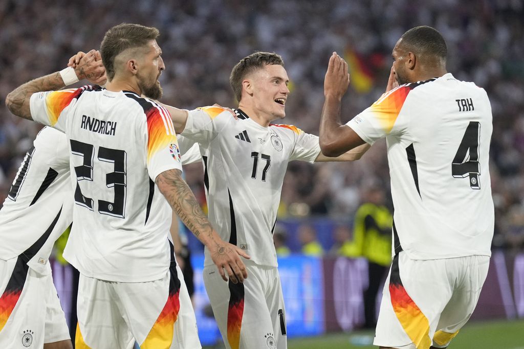 Gelandang Jerman, Florian Wirtz (tengah), merayakan gol bersama rekan-rekannya setelah membobol gawang Skotlandia pada laga pembuka Piala Eropa 2024 di Muenchen, Jerman, Sabtu (15/6/2024) dini hari WIB. Jerman menang dengan skor 5-1.