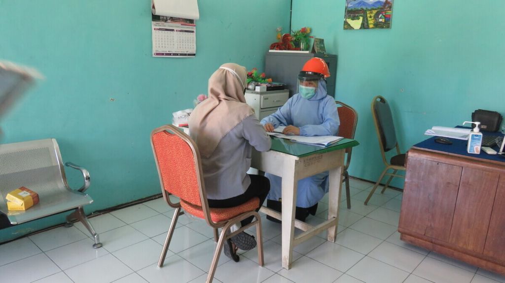 Dokter Ratna Dewi melayani pasien di Poli Curhat Puskesmas Krian, Kamis (1/10/2020). Pemeriksaan kesehatan mental dan konseling merupakan bagian dari layanan yang diberikan oleh Puskesmas Krian.