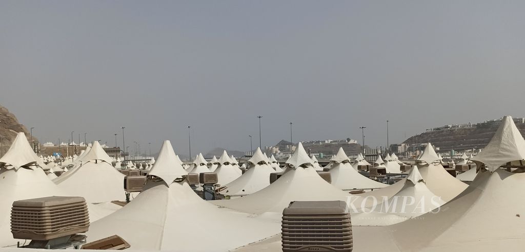 Tenda perkemahan yang disiapkan jemaah haji dari berbagai negara di Mina, Mekkah, Arab Saudi, Senin (20/6/2022). Kawasan Mina menjadi salah satu situs penting dalam prosesi haji yang puncaknya berlangsung pada awal Juli 2022.