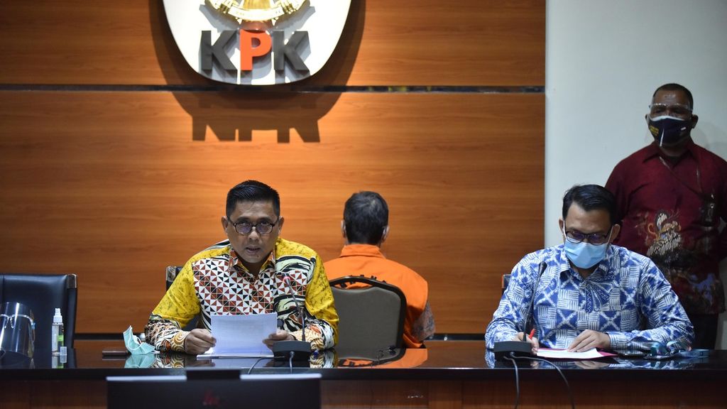 Deputi Penindakan Komisi Pemberantasan Korupsi (KPK) Karyoto (kiri) dan Plt Juru Bicara KPK Ali Fikri memberikan keterangan terkait penahanan mantan Kepala Badan Pengembangan dan Pemberdayaan Sumber Daya Manusia (PPSDM) Kesehatan Kemenkes Bambang Giatno Rahardjo di Kantor KPK, Kuningan, Jakarta, Jumat (9/20/2020). Untuk kepentingan penyidikan, KPK menahan Bambang Giatno Rahardjo sebagai tersangka kasus korupsi dalam pengadaan peralatan kesehatan dan laboratorium RS Tropik Infeksi di Universitas Airlangga (Unair) Tahap I dan II Tahun Anggaran 2010. KPK menyampaikan dugaan kerugian keuangan negara atas perbuatan tersangka Bambang sebesar Rp 14.139.223.215. 