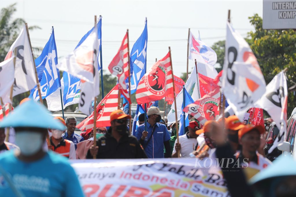 Simpatisan partai membawa spanduk dan bendera partai politik peserta Pemilu 2024 saat mengikuti kirab KPU di Kabupaten Karanganyar, Jawa Tengah, Selasa (26/9/2023). 