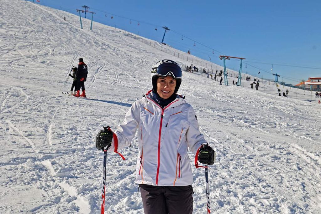 Foto tanggal 30 Januari 2022 ini memperlihatkan perempuan atlet ski Olimpiade asal Iran, Atefeh Ahmadi, berpose saat berlatih untuk Olimpiade Musim Dingin di Abali, sekitar 45 kilometer dari Teheran, Iran. Sebuah media berbahasa Persia, Sabtu (28/1/2023), melaporkan bahwa ia meninggalkan Iran dan mengajukan permohonan suaka di Jerman. 