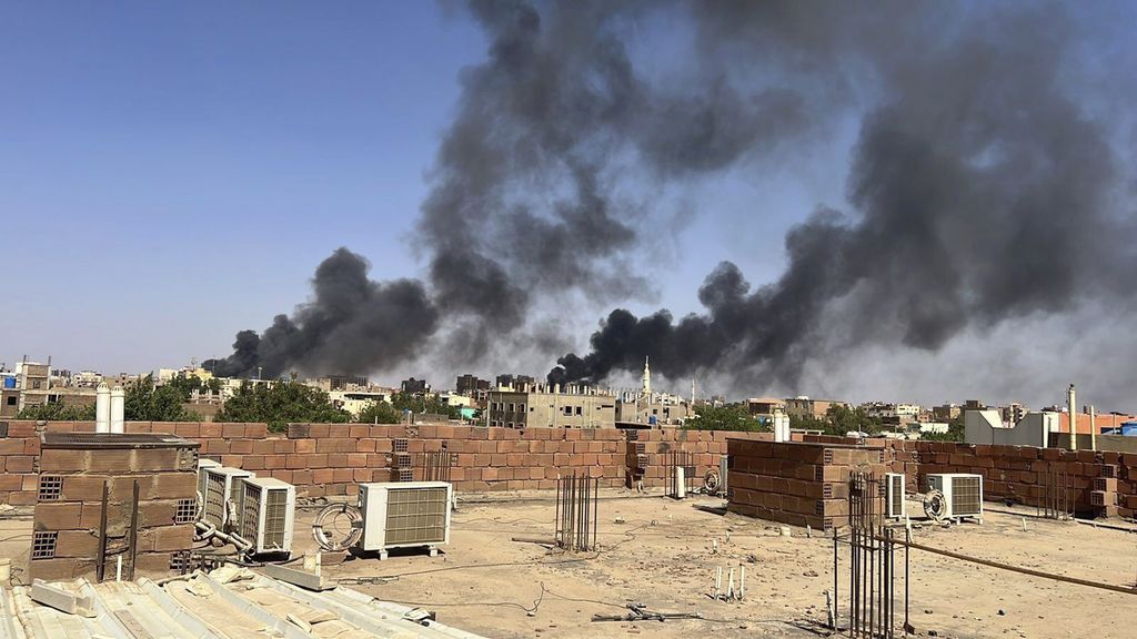 Foto yang diambil dari atap Rumah Sakit Internasional Doha di Kota Khartoum, Sudan ini menunjukkan asap membubung dari pertempuran antara militer Sudan dan Pasukan Dukungan Cepat (RSF) pada 21 April 2023 yang merupakan Hari Raya Idul Fitri.