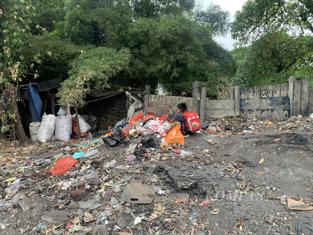 Suasana penampungan sampah yang dikelola sekelompok warga di Pondok Ranji, Tangerang Selatan, Selasa (22/8/2023).