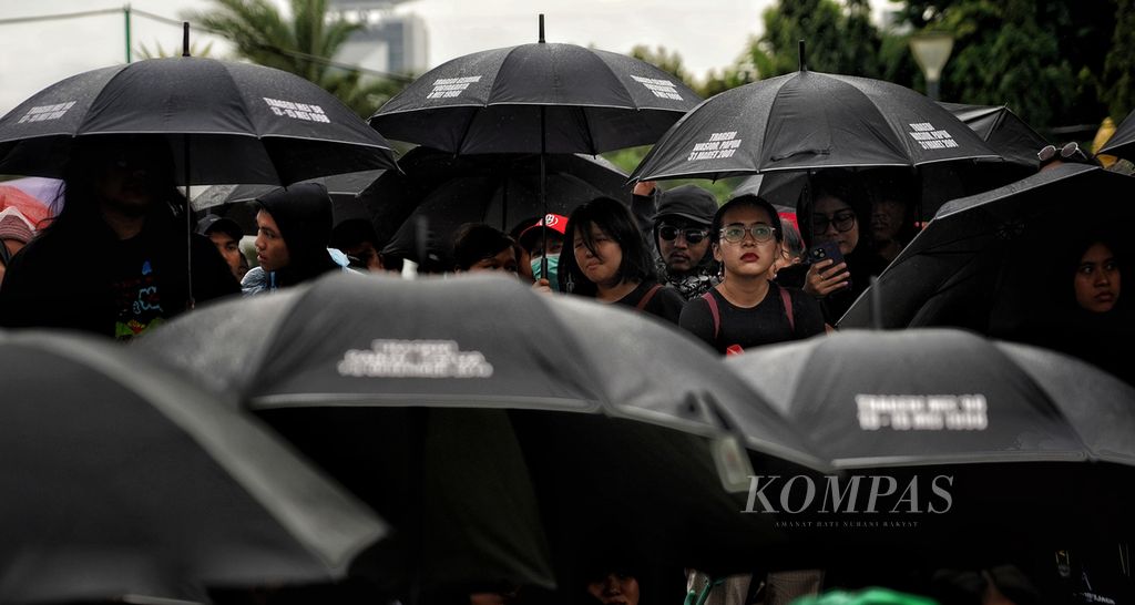 Para aktivis dan masyarakat peduli pelanggaran hak asasi manusia berkumpul dalam Aksi Kamisan ke-802 di seberang Istana Merdeka, Jakarta, Kamis (18/1/2024). 