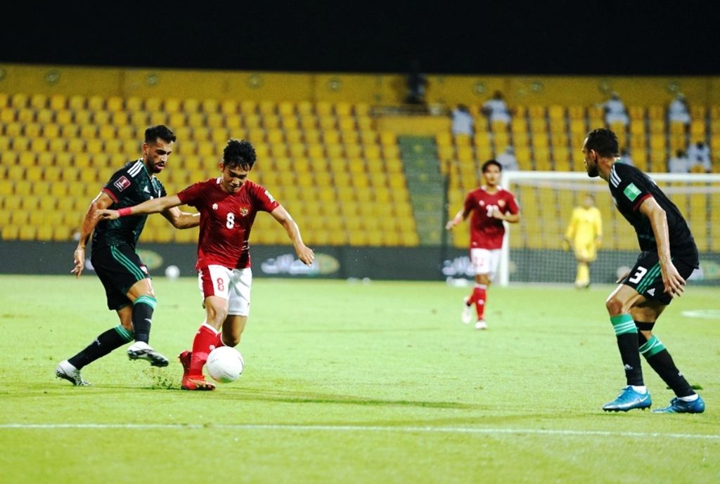 Penyerang sayap Indonesia, Witan Sulaeman, berusaha keluar dari hadangan pemain Uni Emirat Arab dalam laga terakhir Grup G kualifikasi Piala Dunia 2022, Jumat (11/6/2021), di Stadion Zabeel, Dubai. 