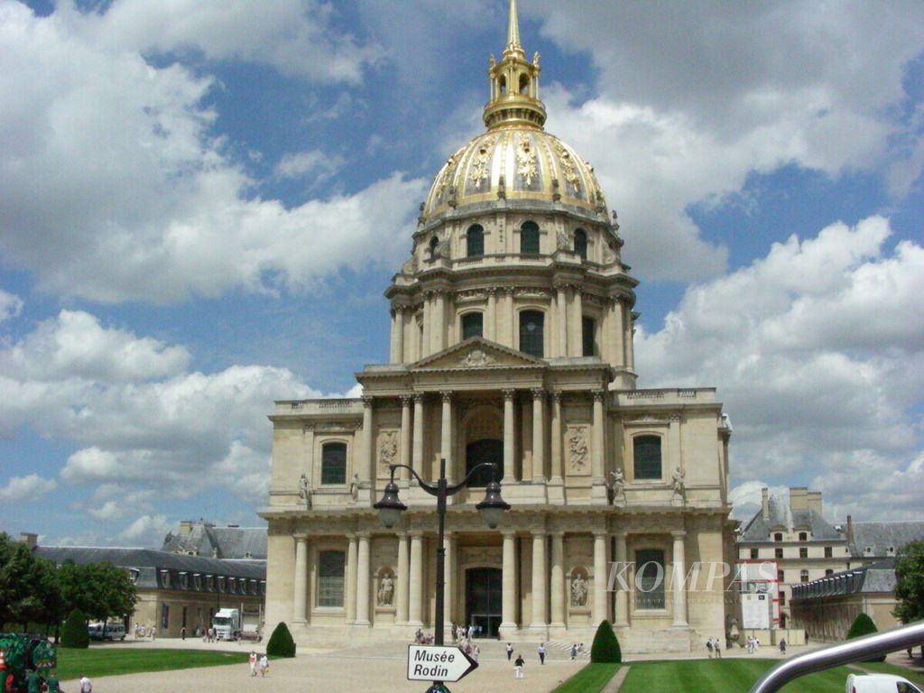 Dalam foto bertanggal 21 Juni 2007 ini, Les Invalides, bangunan yang dibangun Napoleon Bonaparte untuk menampung para prajurit yang terluka semasa perang Kontinental pada akhir abad ke-18 hingga awal abad ke-19 Masehi, menjadi salah satu daya tarik wisata kota Paris, Perancis. 