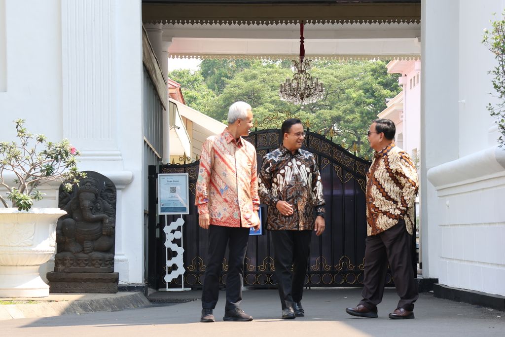 Tiga bakal calon presiden meninggalkan Kompleks Istana Kepresidenan, Jakarta, bersama. Sebelumnya, Senin (30/10/2023) siang, Presiden Joko Widodo mengajak ketiganya, Ganjar Pranowo, Anies Baswedan, dan Prabowo Subianto (dari kiri ke kanan), makan siang bersama.