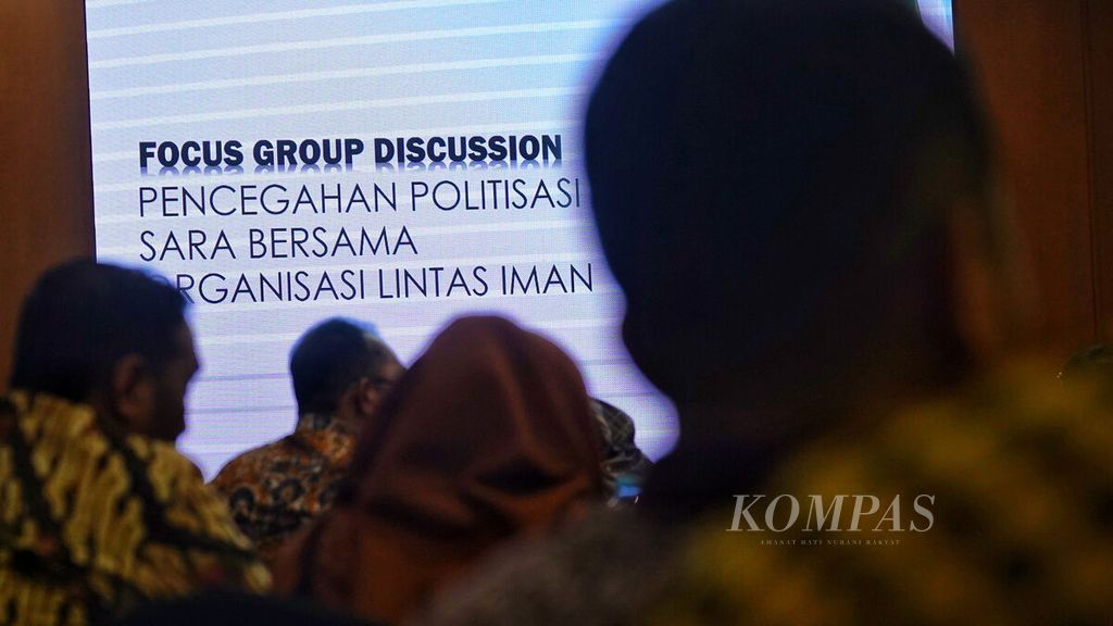 Peserta acara mendengarkan paparan narasumber dalam diskusi Pencegahan Politisasi SARA Bersama Organisasi Lintas Iman di Grand Sahid Jaya, Jakarta, Sabtu (25/3/2023). 