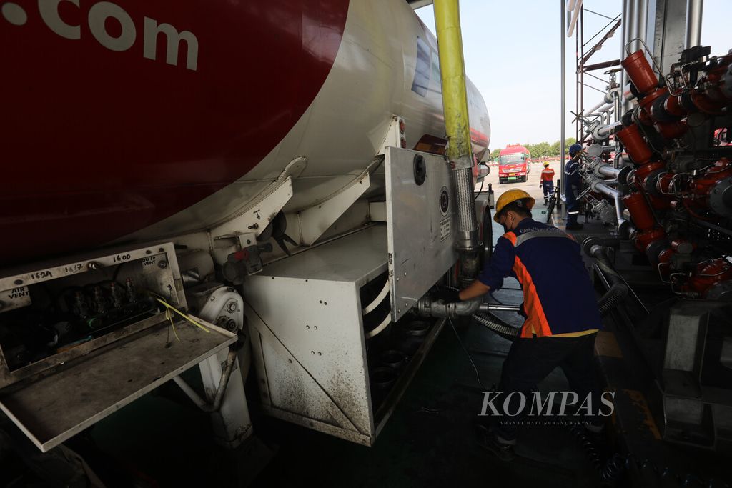 Operator truk pengangkut bahan bakar minyak mengisi tangki di Terminal Terpadu Pertamina Plumpang, Jakarta, Selasa, 27 September 2022. 