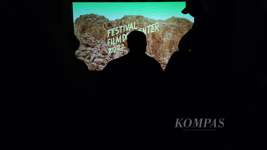 Suasana pemutaran film di gedung bekas bioskop Permata, Yogyakarta, Kamis (17/11/2022).