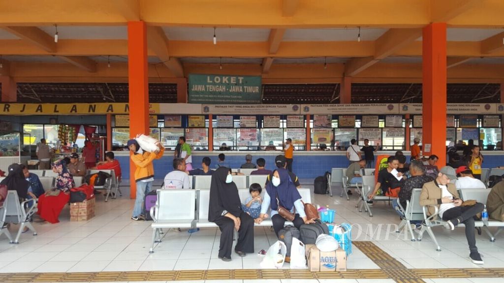 Suasana arus balik di Terminal Kampung Rambutan, Jakarta, Sabtu (8/6/2019).
