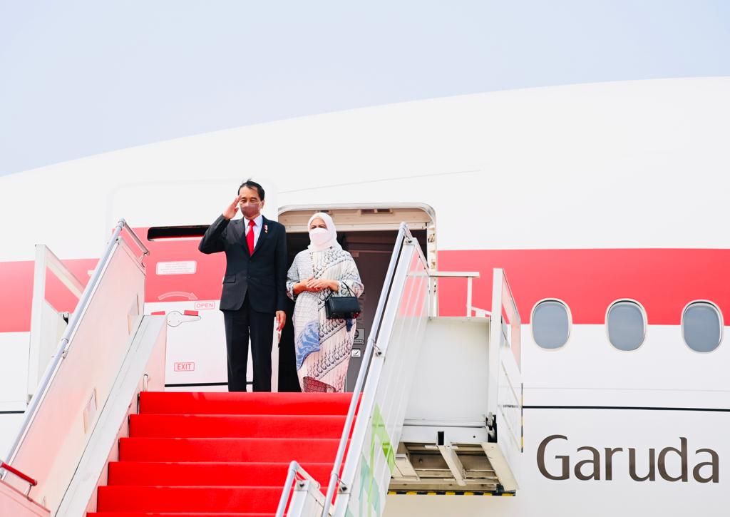 Presiden Joko Widodo didampingi Ibu Negara Iriana Joko Widodo bertolak menuju Beijing, China, Senin (25/7/2022), untuk memulai rangkaian kunjungan luar negeri ke tiga negara di kawasan Asia Timur. 