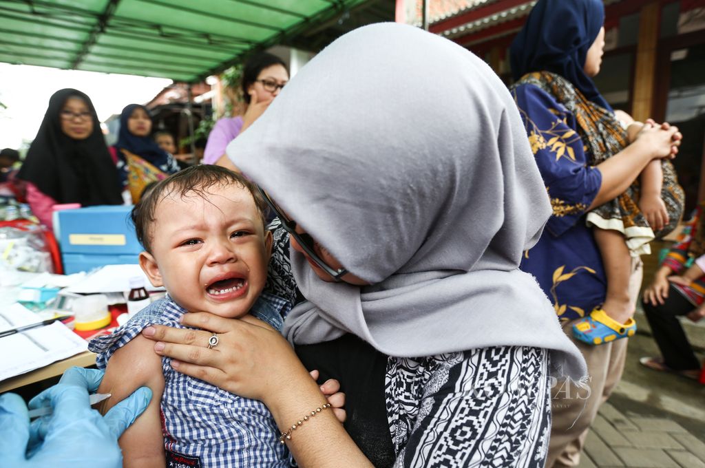 Anak balita mendapat imunisasi dari petugas kesehatan di Posyandu Bougenvile, Larangan Selatan, Kota Tangerang, Banten, Sabtu (11/1/2020). 