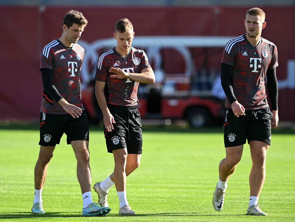 Tiga pemain Bayern Muenchen, dari kiri ke kanan gelandang Thomas Mueller, gelandang Joshua Kimmich, dan bek Matthijs de Ligt mengikuti sesi latihan di Muenchen, Jerman, Selasa (25/10/2022). 