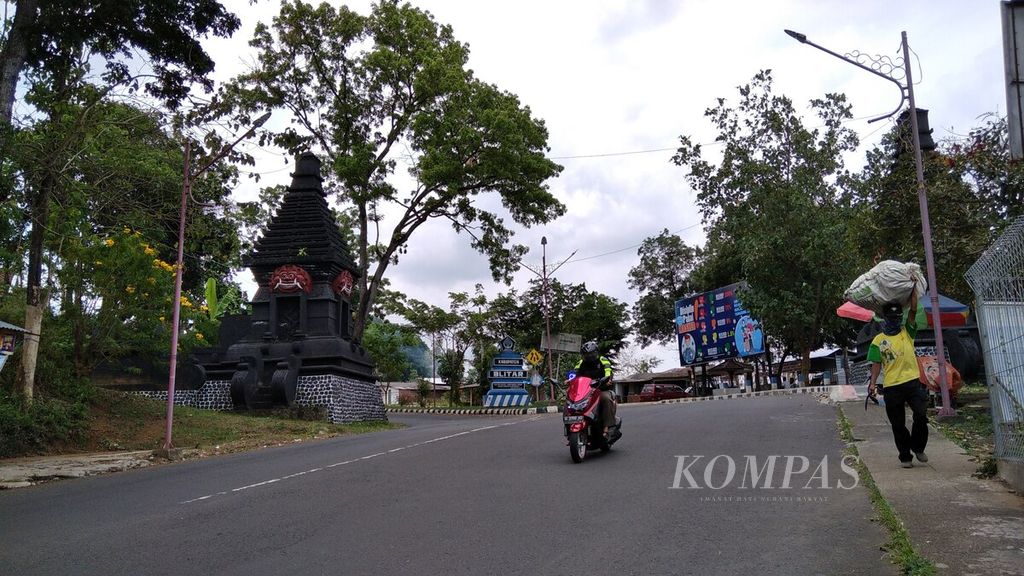 Pengendara sepeda motor melintas di jalan raya di perbatasan antara Kecamatan Selorejo, Kabupaten Blitar, dan Kecamatan Sumberpucung di Kabupaten Malang, Jawa Timur, Oktober 2020.