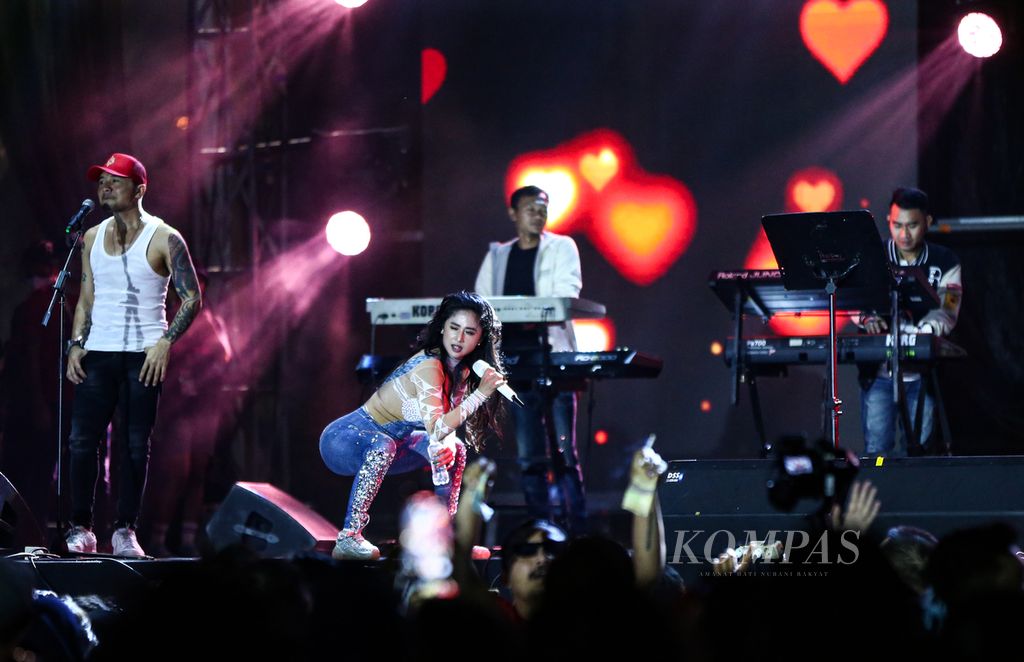 Aksi panggung biduan dangdut Dewi Persik dalam Synchronize Festival 2023 di Gambir Expo Kemayoran, Jakarta, Minggu (03/09/2023). 