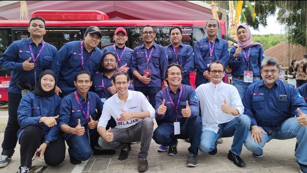 Mendikbudristek Nadiem Anwar Makarim dan Plt Direktur Jenderal Pendidikan Tinggi, Riset, dan Teknologi Nizam (kedua dari kanan) bersama tim kolaborasi perguruan tinggi dan dunia usaha yang didukung platform Kedaireka dalam peluncuran bus listrik Merah Putih, di Nusa Dua, Bali, Minggu (13/11/2022).