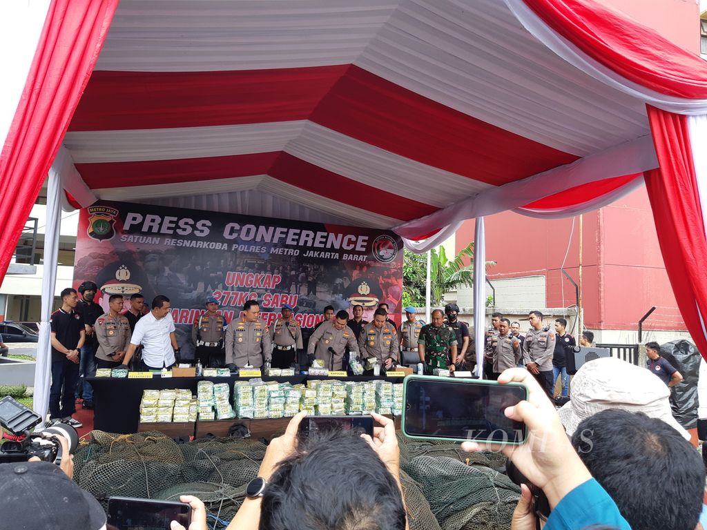 Polisi menunjukkan barang bukti sabu dan enam tersangka yang terlibat peredaran 277 kilogram sabu jaringan Malaysia-Indonesia di Polres Metro Jakarta Barat, Kamis (23/2/2023). Kasus ini terbongkar aparat berkat penyelidikan maraton sejak 1 awal 2023.