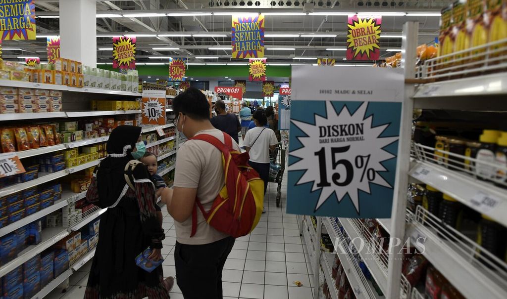 Pengunjung berada di lorong makanan ringan dan minuman kemasan di gerai hipermarket di Tangerang Selatan, Minggu (30/5/2021). Perlu pengaturan kandungan garam pada makanan kemasan, termasuk makanan ringan/camilan.