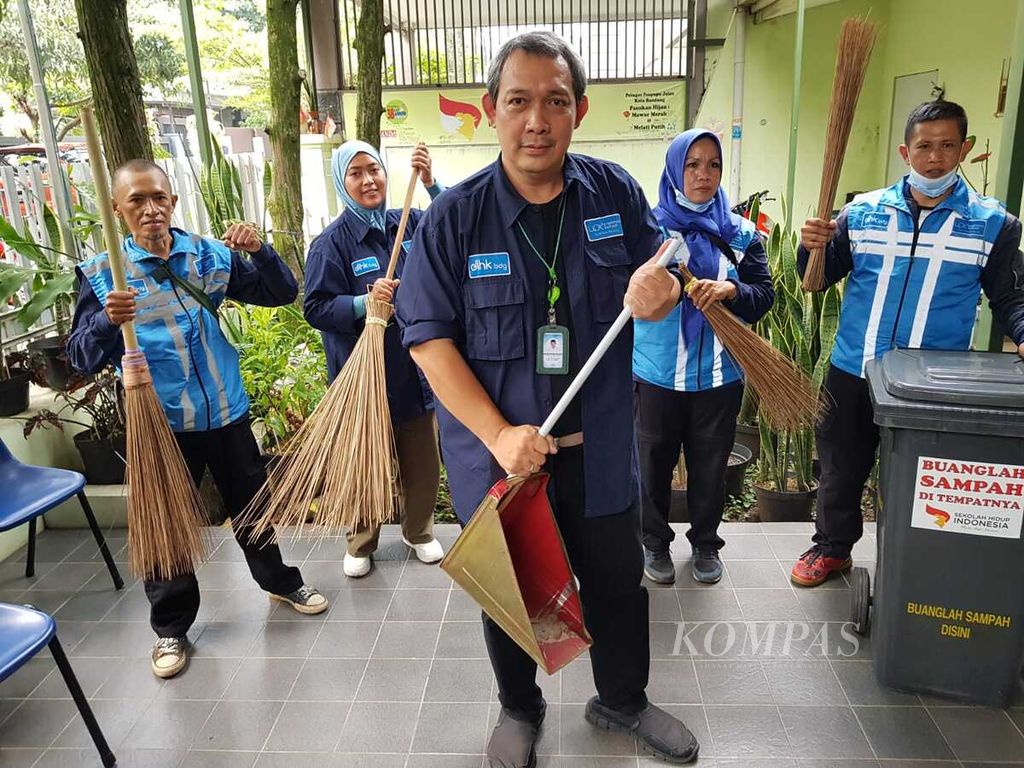 Ananda Buddhisuharto educates street sweepers with character training through the Sekolah Hidup Indonesia (Indonesian School of Life), in Bandung City, West Java, Monday (9/5/2022).
