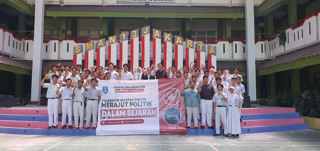 Bertempat di SMAN 13 Jakarta, Selasa (13/2/2024), pelajar SMAN 13 Jakarta dan Komunitas Neo Historia menginisiasi sebuah gerakan dialogis dan kolaboratif bertajuk Official Collaboration Talkshow Sejarah Politik “Merajut Politik dalam Sejarah” yang bertujuan memberikan pendidikan sejarah, politik, dan demokrasi kepada generasi muda.