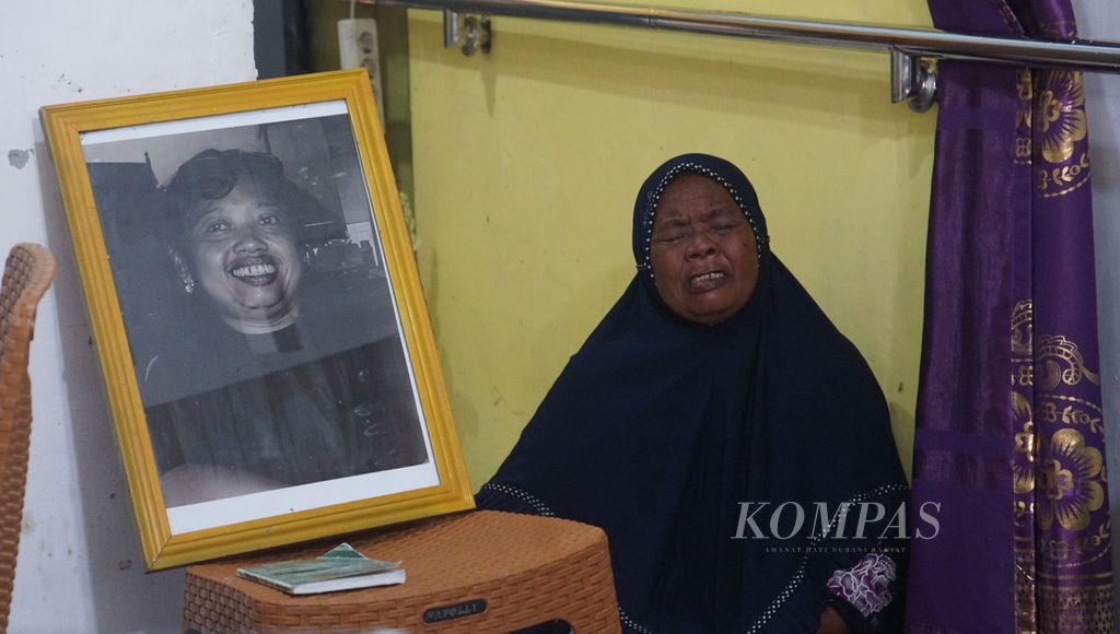Anggota keluarga menangisi kepergian Dyah Sujirah atau Sipon, istri dari aktivis dan penyair Wiji Thukul, di Kota Surakarta, Jawa Tengah, Jumat (6/1/2023). Sipon meninggal dalam kondisi belum memperoleh kejelasan mengenai nasib suaminya yang hilang di tengah gejolak politik. 