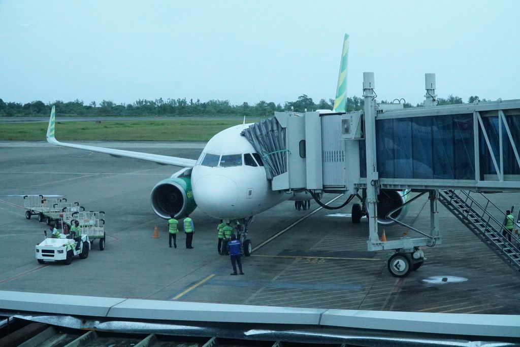 Pesawat Citilink menurunkan penumpang di Bandara Internasional Minangkabau, Padang Pariaman, Sumatera Barat, Jumat (18/9/2020). 